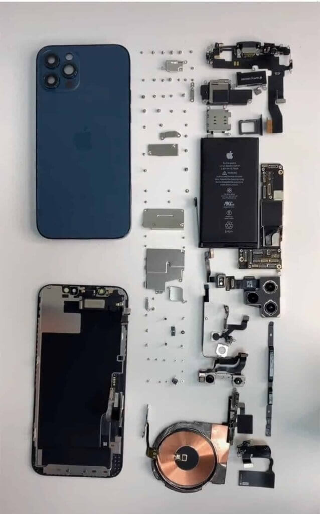 Huawei Mate 40 Pro против iPhone 12 Pro - сравнение разборки huawei mate 40 pro vis iphone 12 pro b e1603573633845 638x1024 - Huawei Mate 40 Pro против iPhone 12 Pro - сравнение разборки