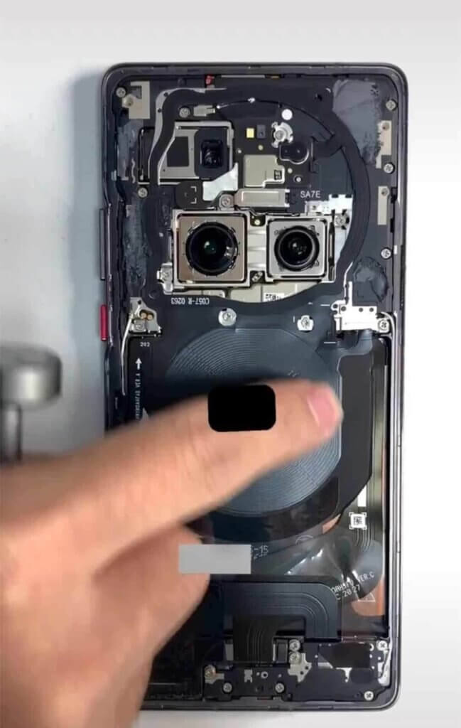Huawei Mate 40 Pro против iPhone 12 Pro - сравнение разборки huawei mate 40 pro vis iphone 12 pro c e1603573667825 649x1024 - Huawei Mate 40 Pro против iPhone 12 Pro - сравнение разборки